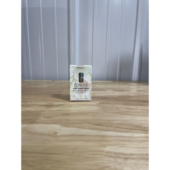 Clinique Even Better Glow Makeup Golden 1.0 Oz - Picture 2 of 7